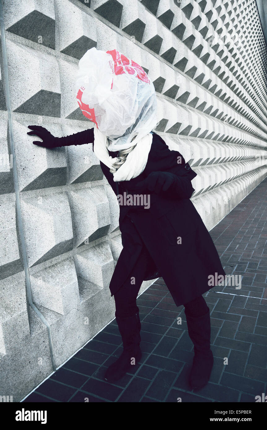 Una foto circa la messa al bando dei sacchetti di plastica nella zona della baia di risolvere il crescente problema con "Urban ornamenti' strade inquinanti. Foto Stock