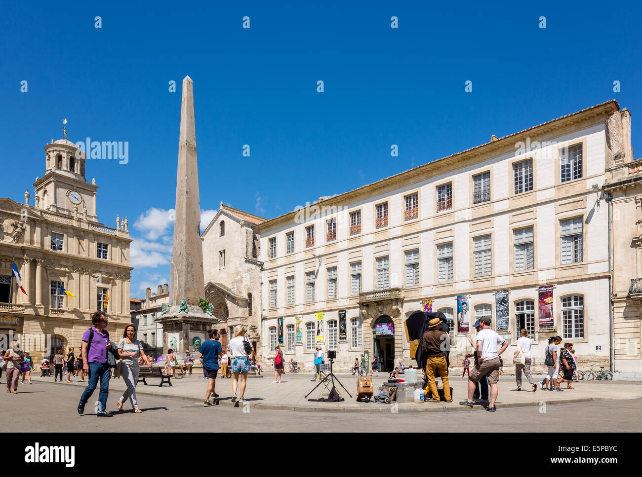 La piazza principale del centro storico di Arles, Place de la Republique, Arles, Bouches-du-Rhone, Provence-Alpes-Côte d'Azur, in Francia Foto Stock