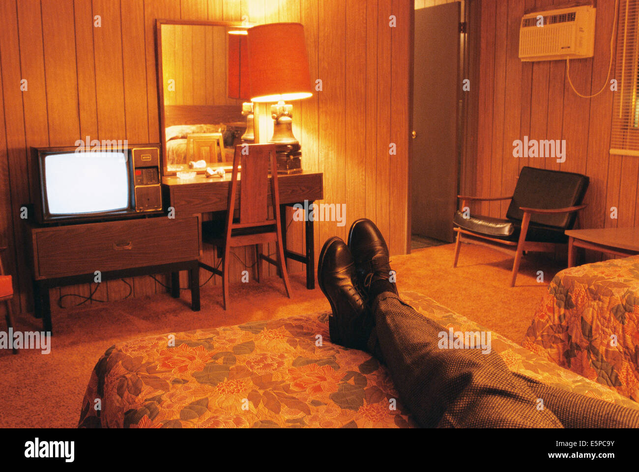 Persona di guardare la televisione in economici la stanza del motel Foto Stock