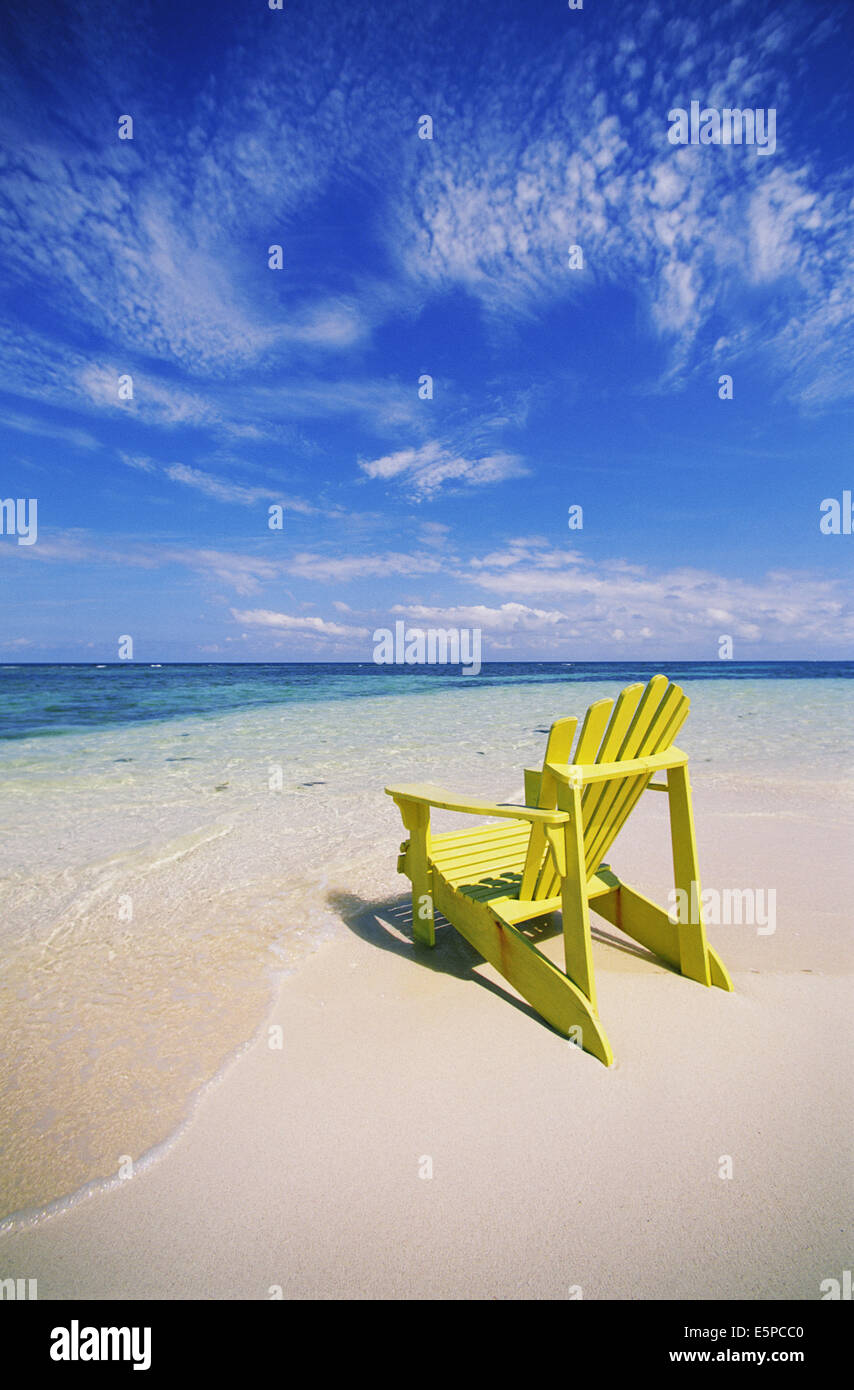 Sedia sulla spiaggia tropicale Foto Stock