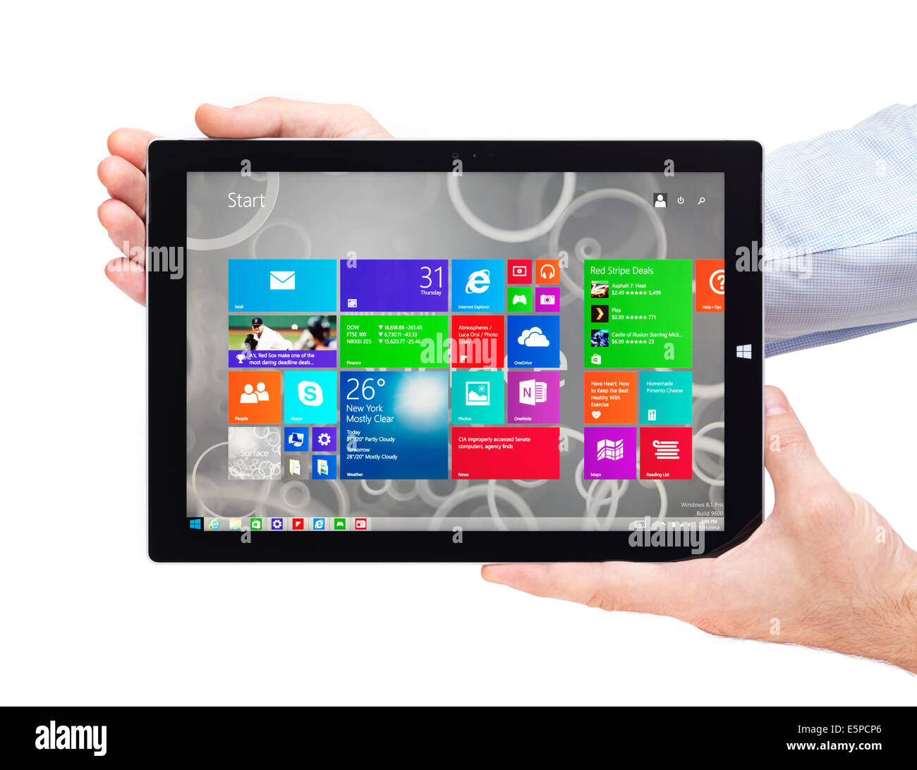 Persona mani Microsoft Surface Pro 3 tablet pc isolati su sfondo bianco Foto Stock