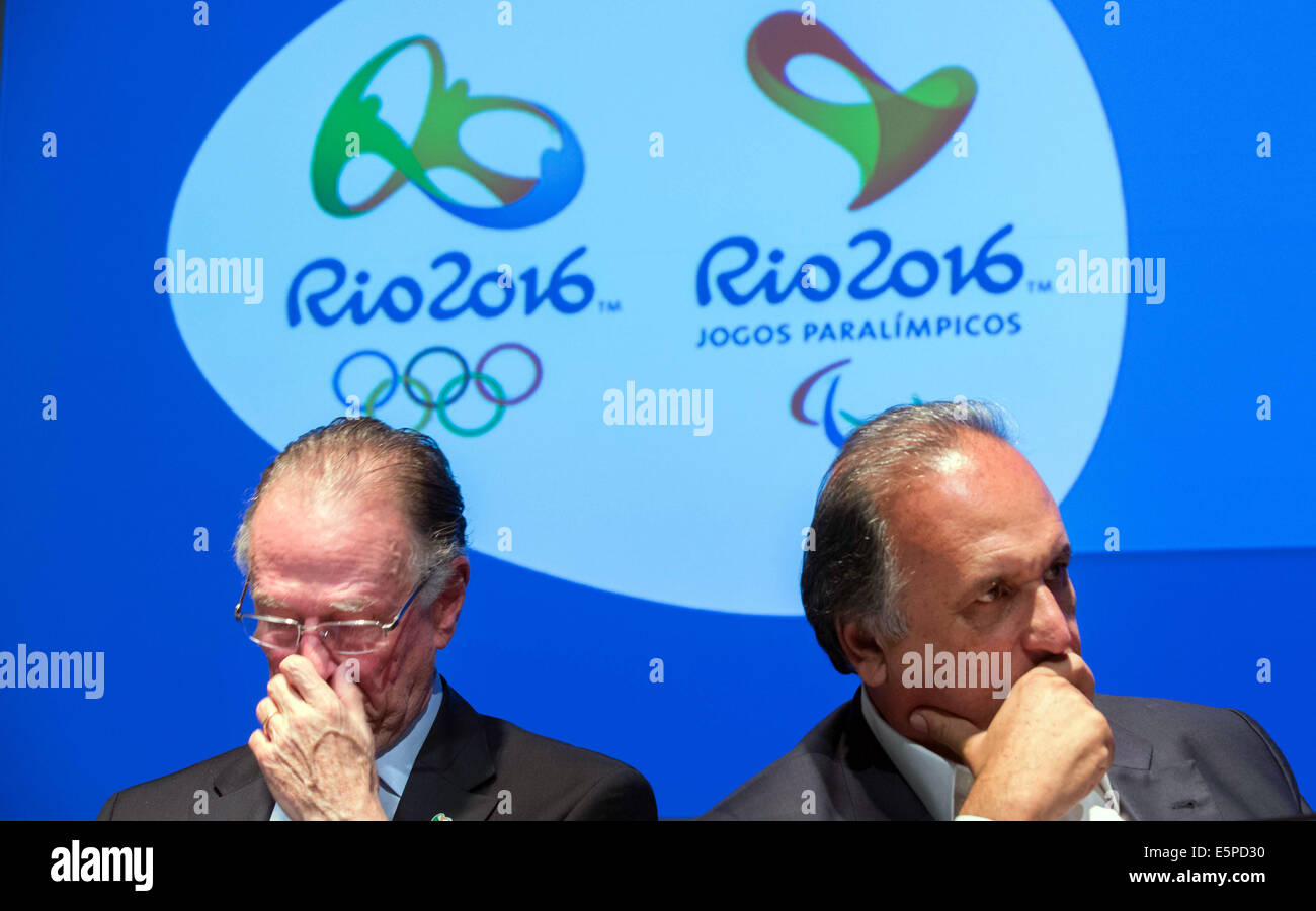 Carlos Nuzman, testa del Rio 2016 locale comitato Olimpico (l). guarda al prossimo a Rio Gouverneur Luiz Pezao durante una conferenza stampa di due anni prima del Rio 2016 Giochi Olimpici, 04. Agosto 2014 a Rio de Janeiro in Brasile. Foto: Michael Kappeler/dpa (c) dpa - Bildfunk Foto Stock