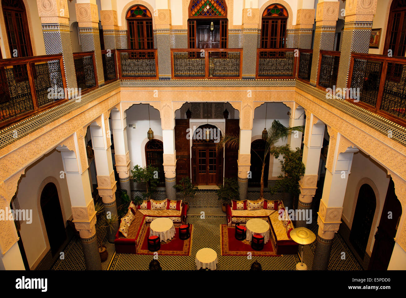 Riad Myra,bellissima scolpiti in stucco di pannelli di cedro,archi,pavimenti in pietra con intricati mosaici,Fontana centrale,tetto,Fez,Marocco Foto Stock