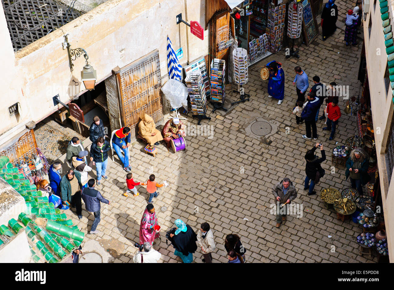 Fez,Marocco,un array di arts,artigianato tutte le cose Moroccon,tessitori,la seta,il rame,metallo, ceramica, negozi,Souk,Medina,Artigiani,mercati. Foto Stock