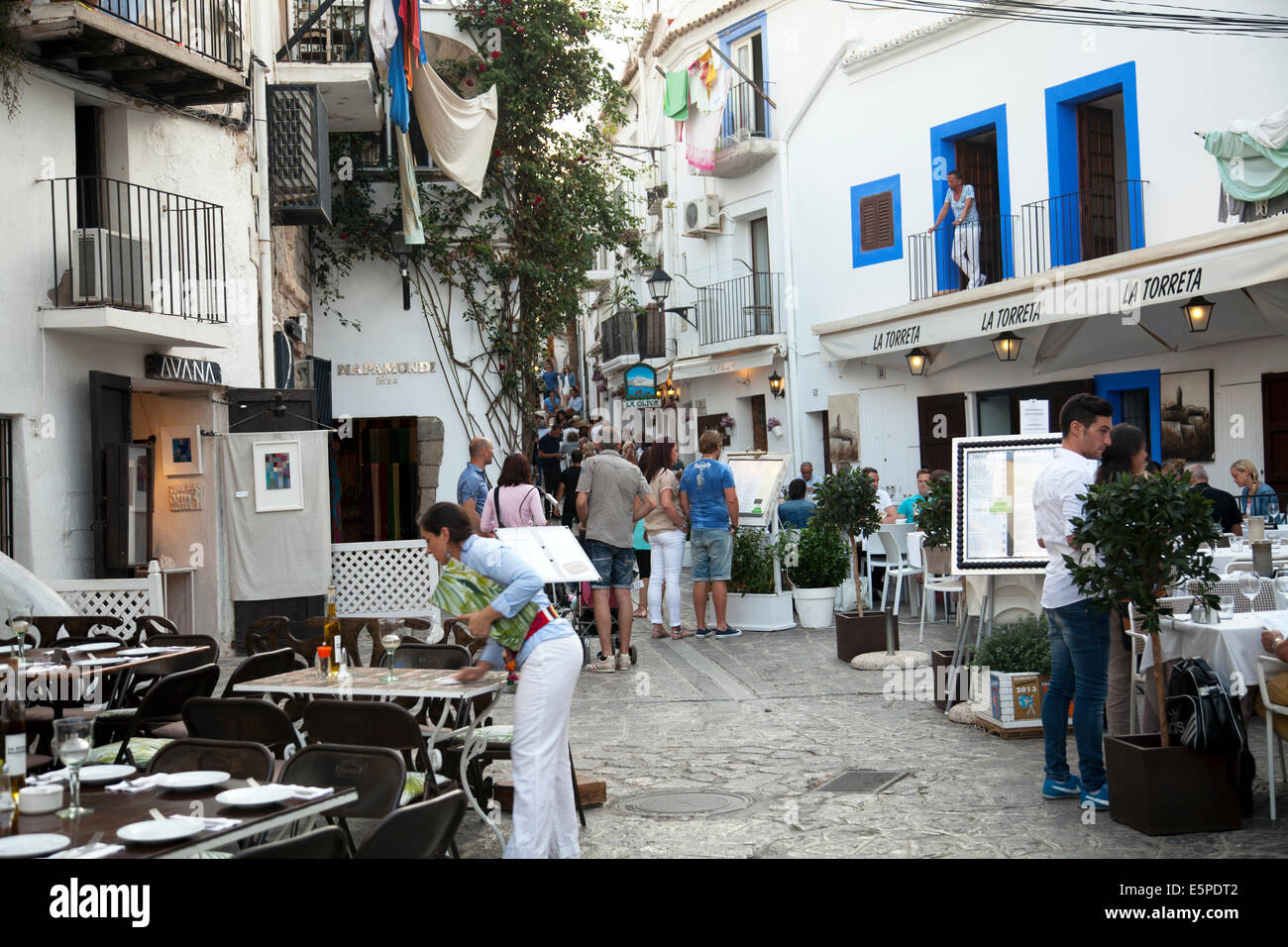 Plaça de la Vila di Dalt Vila, popolare con un sacco di ristoranti e negozi - Ibiza Foto Stock