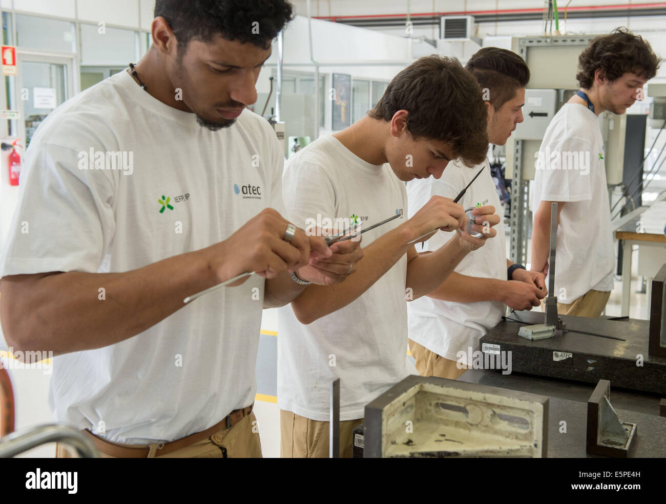 Palmela, Portogallo. Il 25 giugno, 2014. Gli apprendisti di metallo-lavoro imparare dei mestieri e pratica presso il centro di formazione ATEC in Palmela, Portogallo, 25 giugno 2014. Foto: Tim Brakemeier/dpa/Alamy Live News Foto Stock