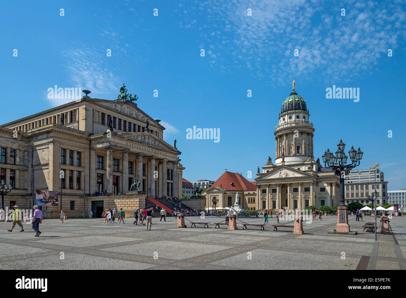 La cattedrale francese e la Schauspielhaus di Berlino sulla piazza Gendarmenmarkt, Berlino, Germania Foto Stock