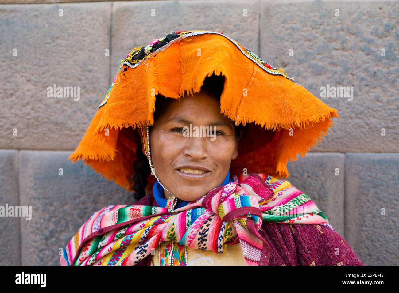 Donna sorridente con il velo e imbracatura, Indiani Quechua, ritratto, Provincia di Cusco, Perù meridionale, Perù Foto Stock