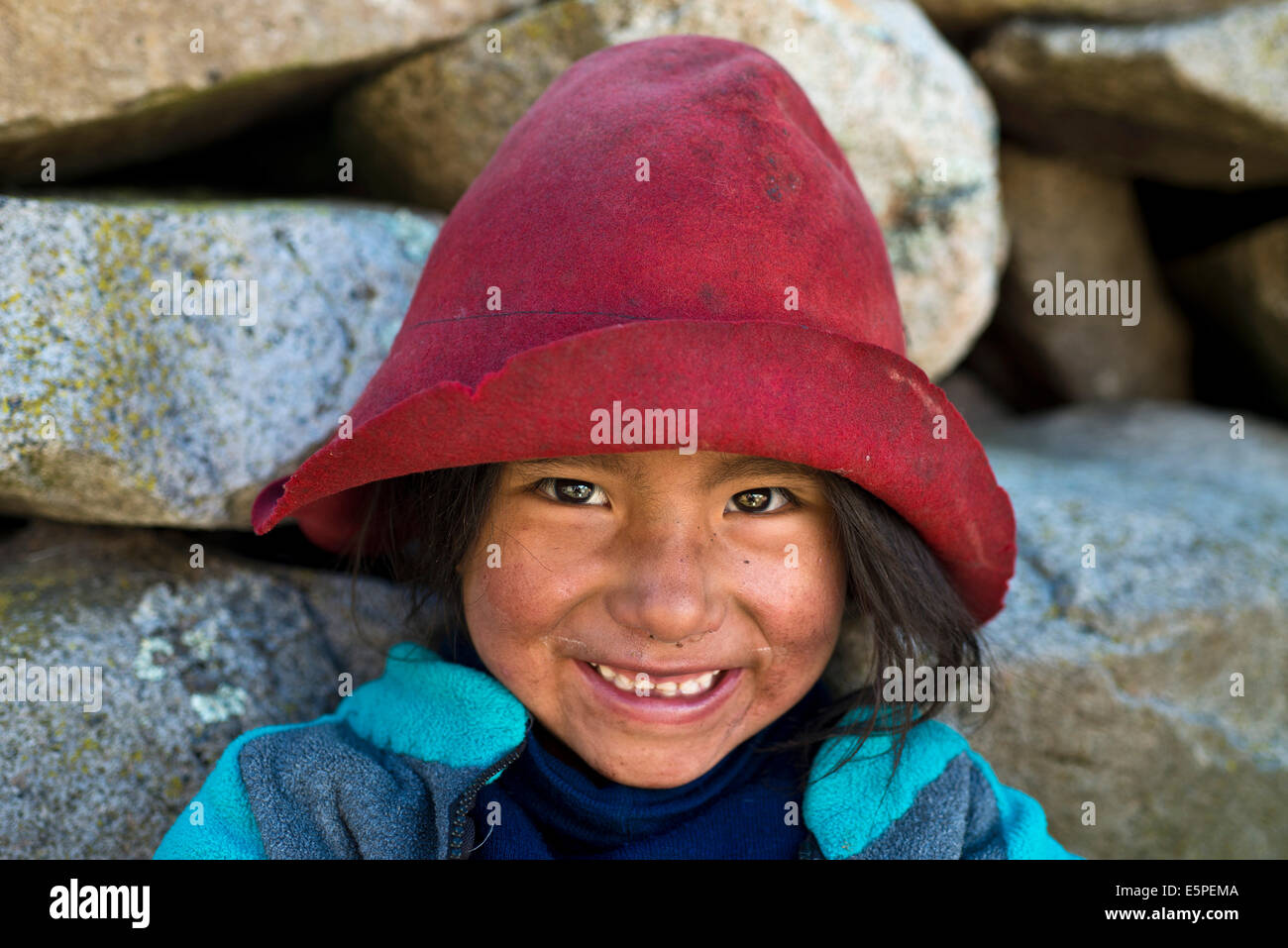 Sorridente bambina indossa un cappello Quechua, Indiani del Perù settentrionale, Perù Foto Stock