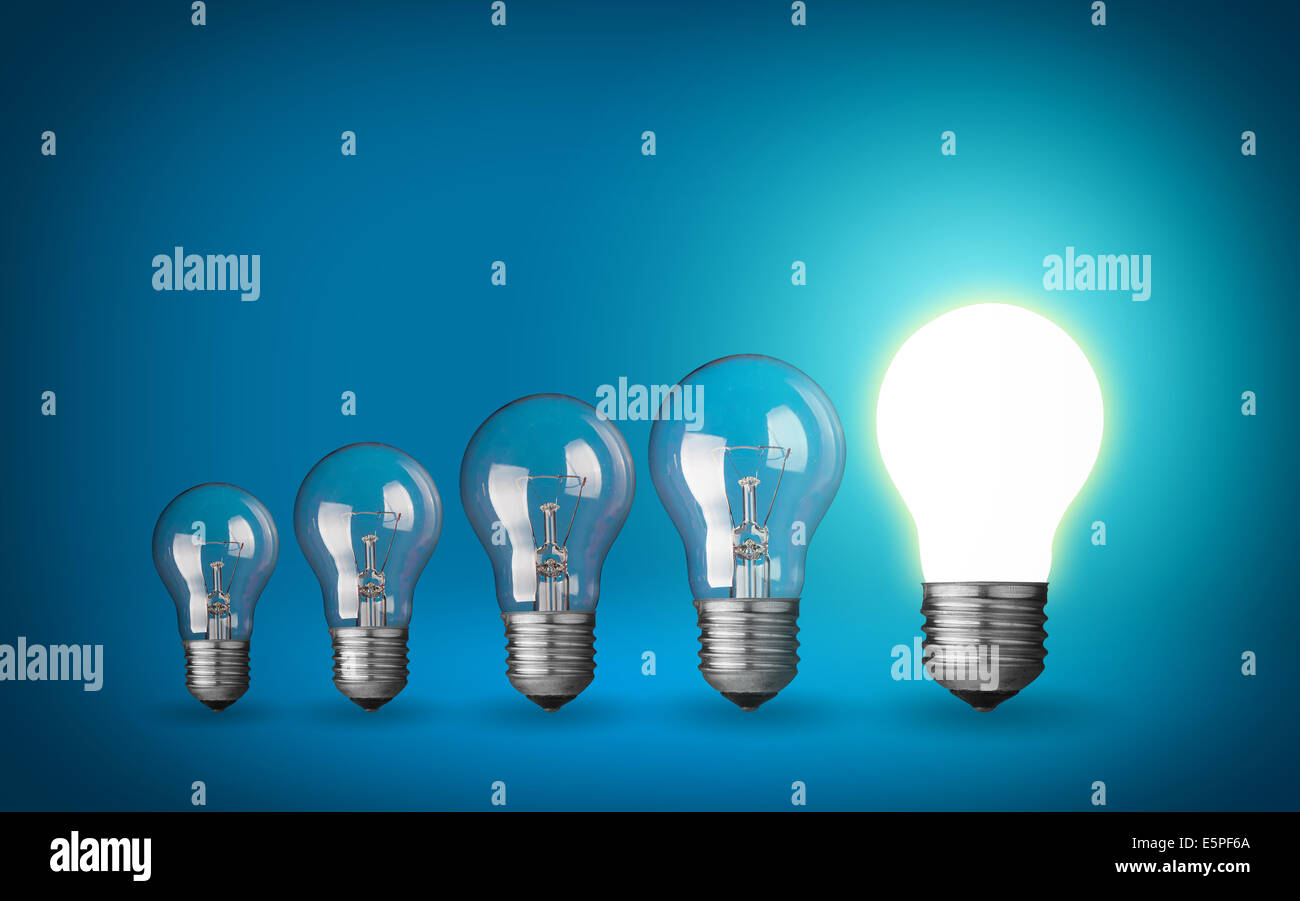 Fila di lampadine.Idea concetto su sfondo blu. Foto Stock