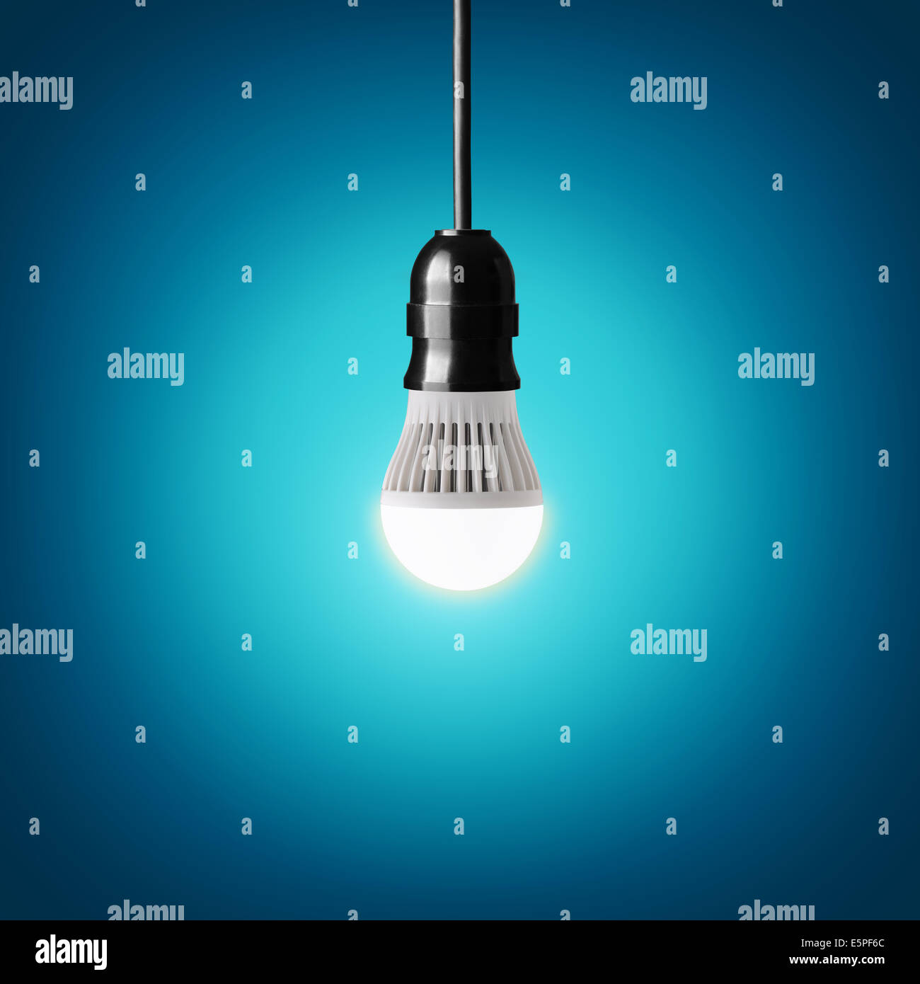 Incandescente lampadina led su sfondo blu Foto Stock