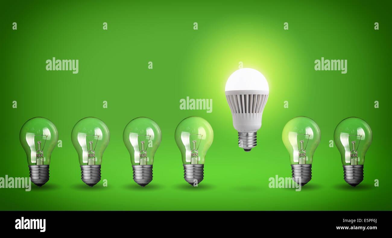 Fila di lampadine.Idea concetto su sfondo verde. Foto Stock