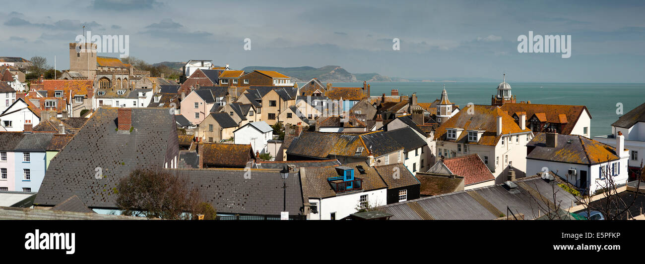 Regno Unito Inghilterra, Dorset, Lyme Regis skyline di fronte mare e vista verso est lungo Jurassic Coast, panoramica Foto Stock