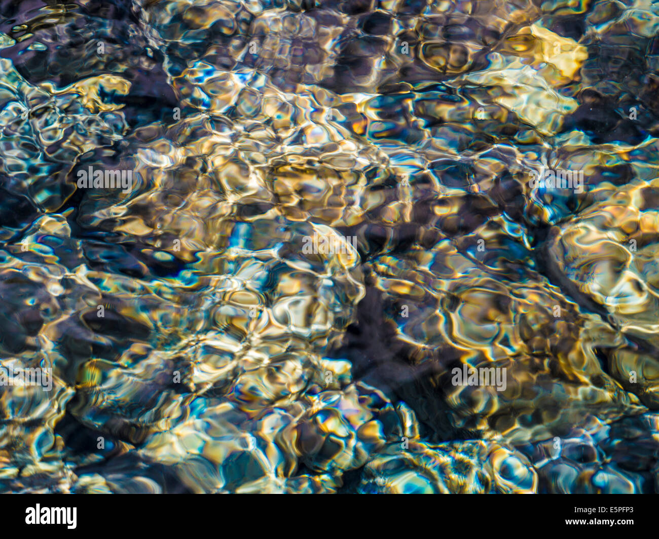 Abstract coloratissimi fondali bassi di increspature soleggiato sopra i ciottoli nel letto di ruscello, Scotland, Regno Unito Foto Stock