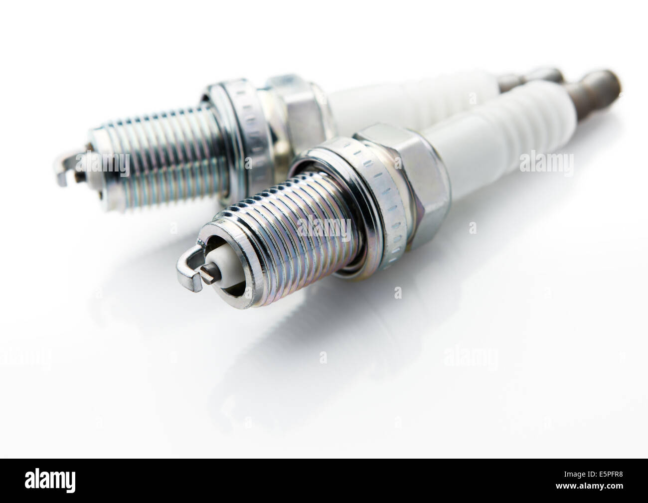 Candele di accensione su sfondo bianco, la profondità di campo Foto Stock