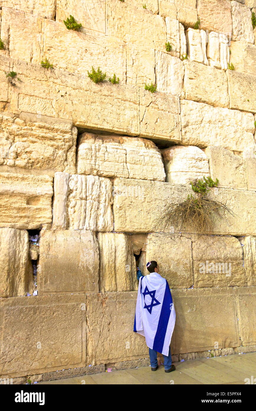 Adoratore presso il Muro Occidentale, Sito Patrimonio Mondiale dell'UNESCO, Gerusalemme, Israele, Medio Oriente Foto Stock