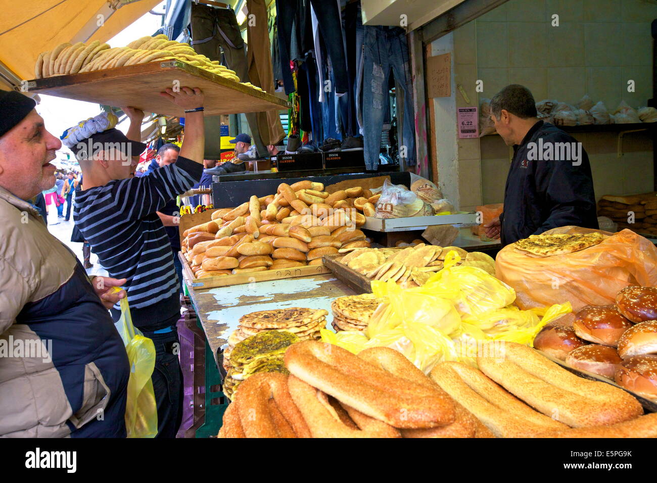 Erogazione di pane, Mahane Yehuda Market, Gerusalemme, Israele, Medio Oriente Foto Stock