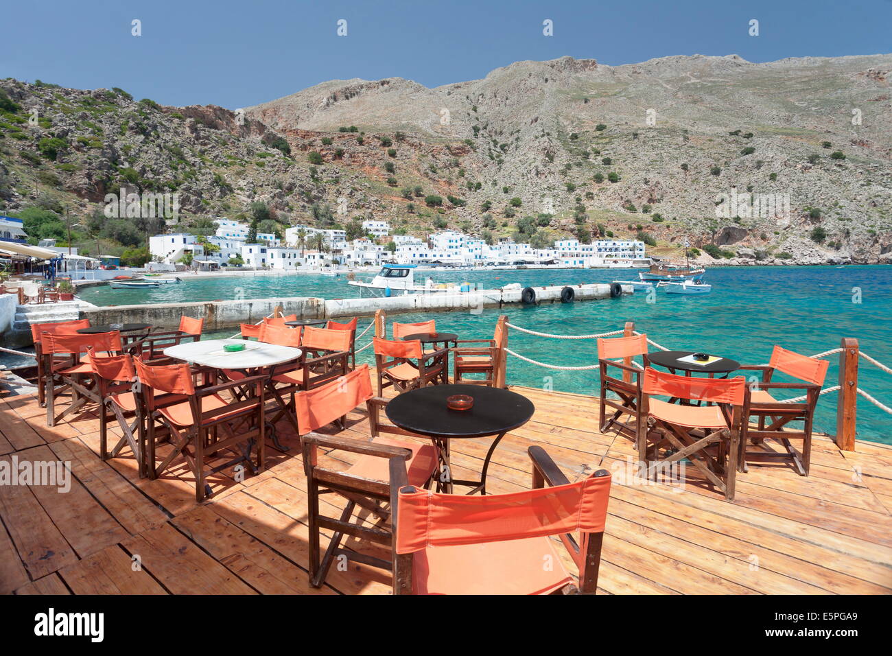 Street cafe presso il lungomare, Loutro Sud di Creta Creta, Isole Greche, Grecia, Europa Foto Stock