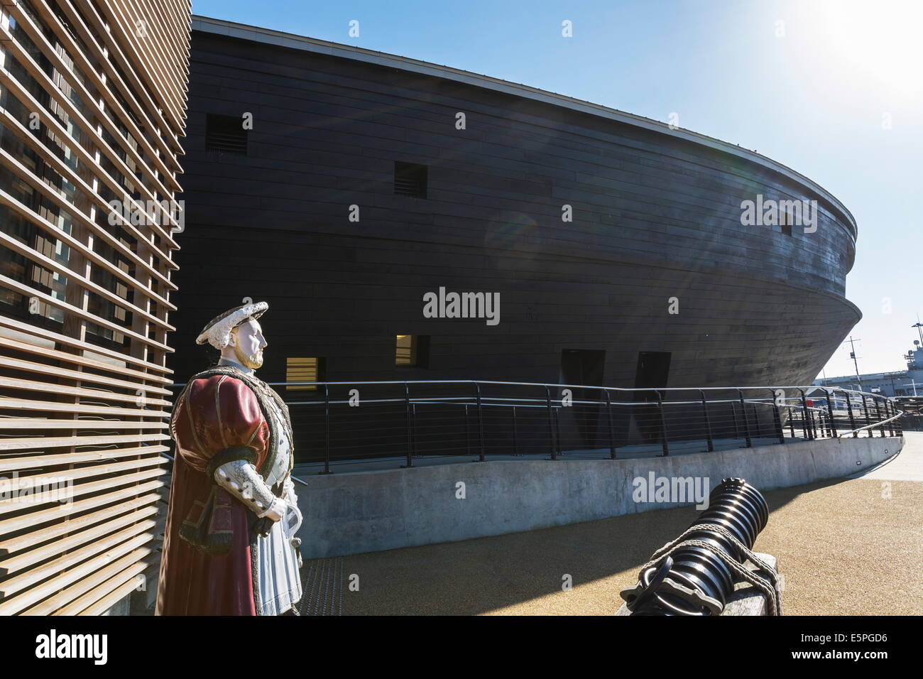 Statua di Enrico VIII al di fuori della nuova Mary Rose Museum, Portsmouth Historic Dockyard, Portsmouth, Hampshire, Inghilterra, Regno Unito Foto Stock