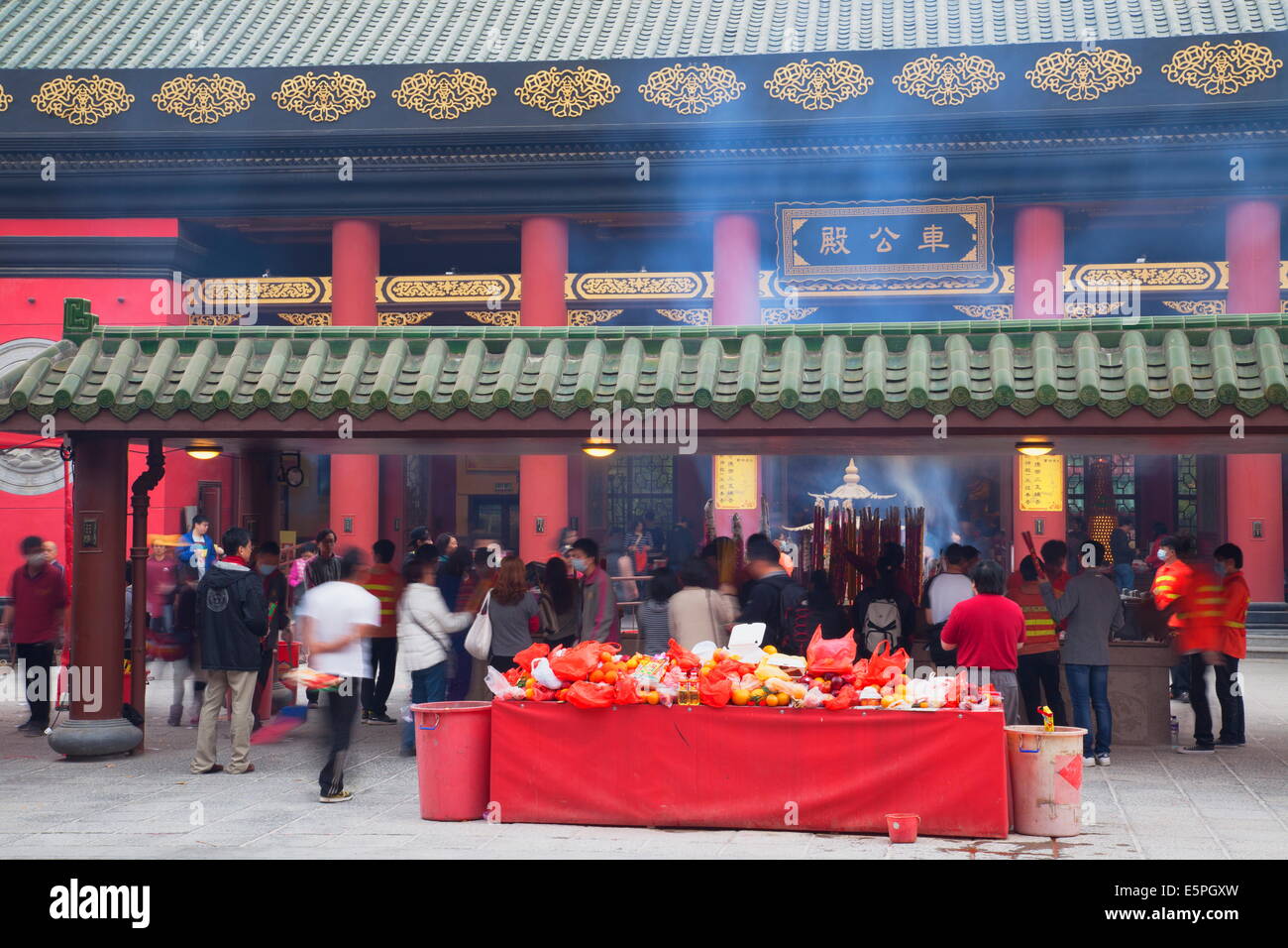 Persone in preghiera a Che Kung tempio, Shatin, Nuovi Territori di Hong Kong, Cina, Asia Foto Stock