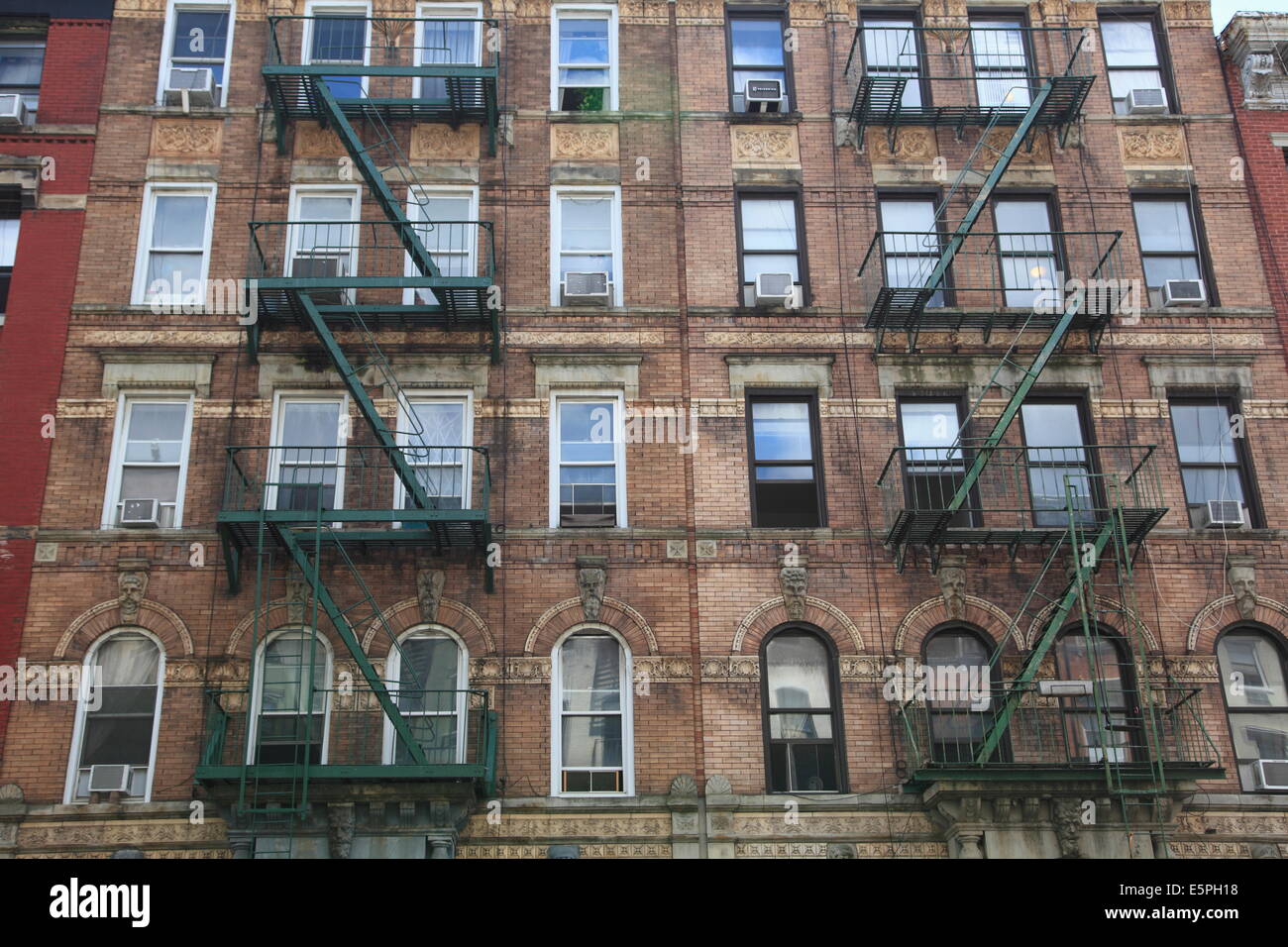 Gli edifici presenti sul coperchio dei Led Zeppelin album Physical Graffiti, East Village, Manhattan, New York City, Stati Uniti d'America Foto Stock