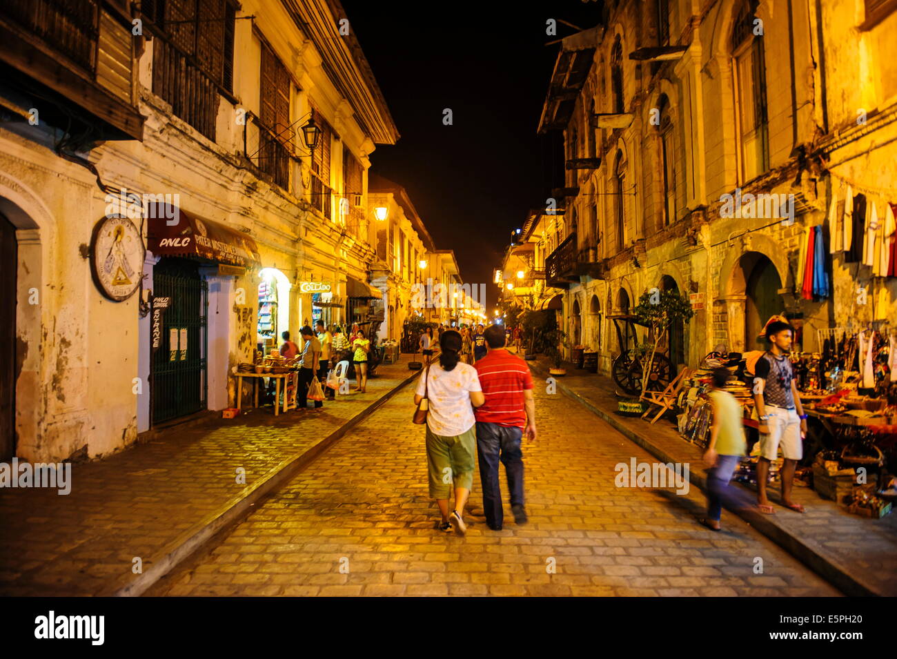 Night Shot della zona pedonale con architettura coloniale spagnola in Vigan, sito UNESCO, Northern Luzon, Filippine Foto Stock