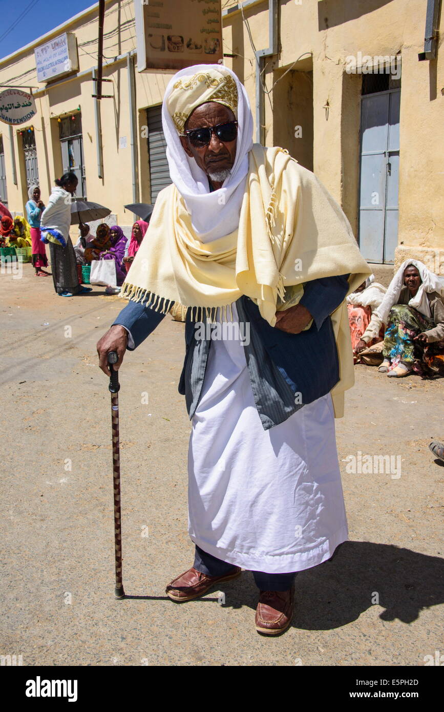 Tradizionalmente vestito uomo al mercato di Adi Keyh, Eritrea, Africa Foto Stock