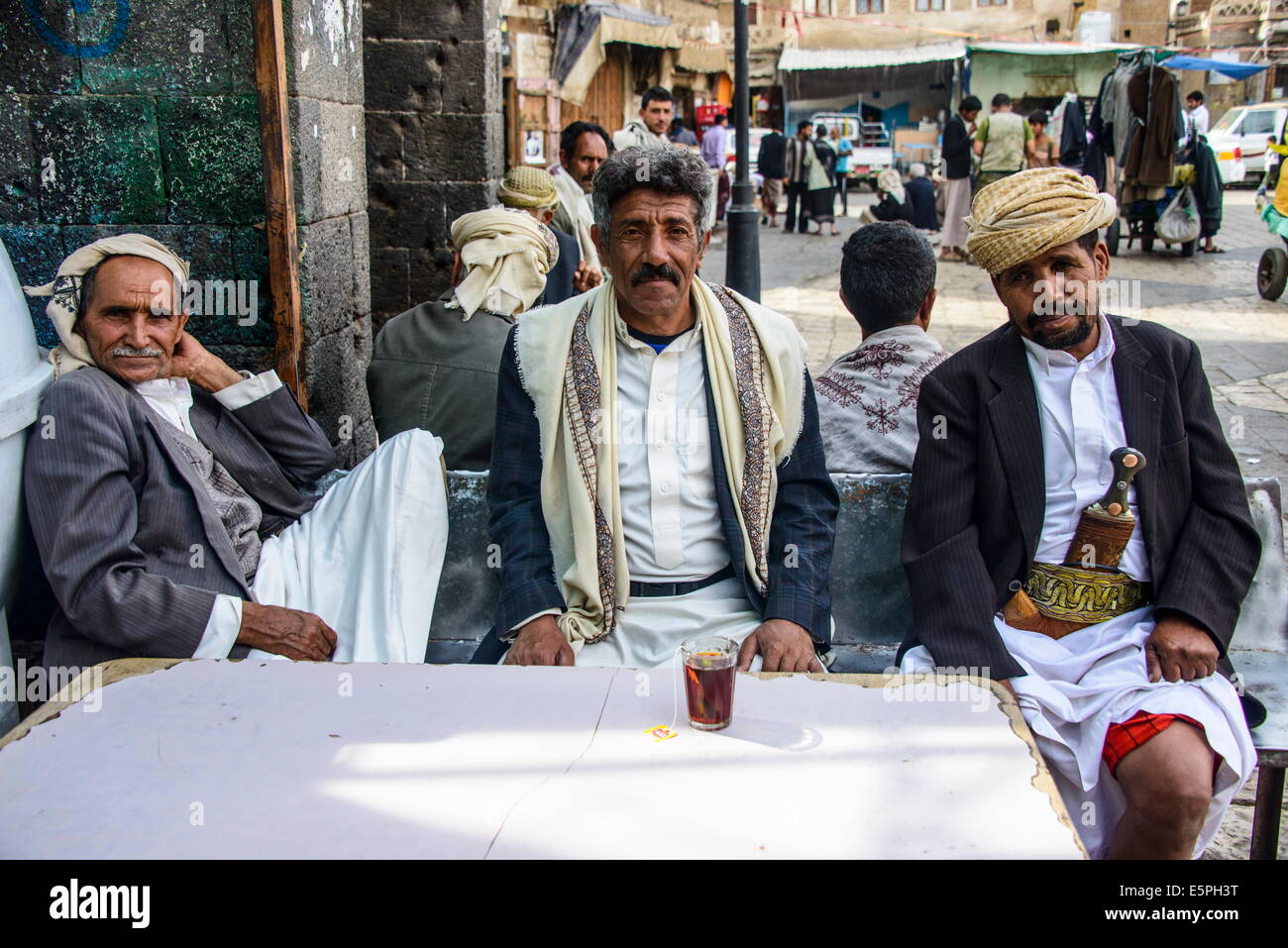 Gli uomini di bere il tè nella Città Vecchia, sito Patrimonio Mondiale dell'UNESCO, Sanaa, Yemen, Medio Oriente Foto Stock