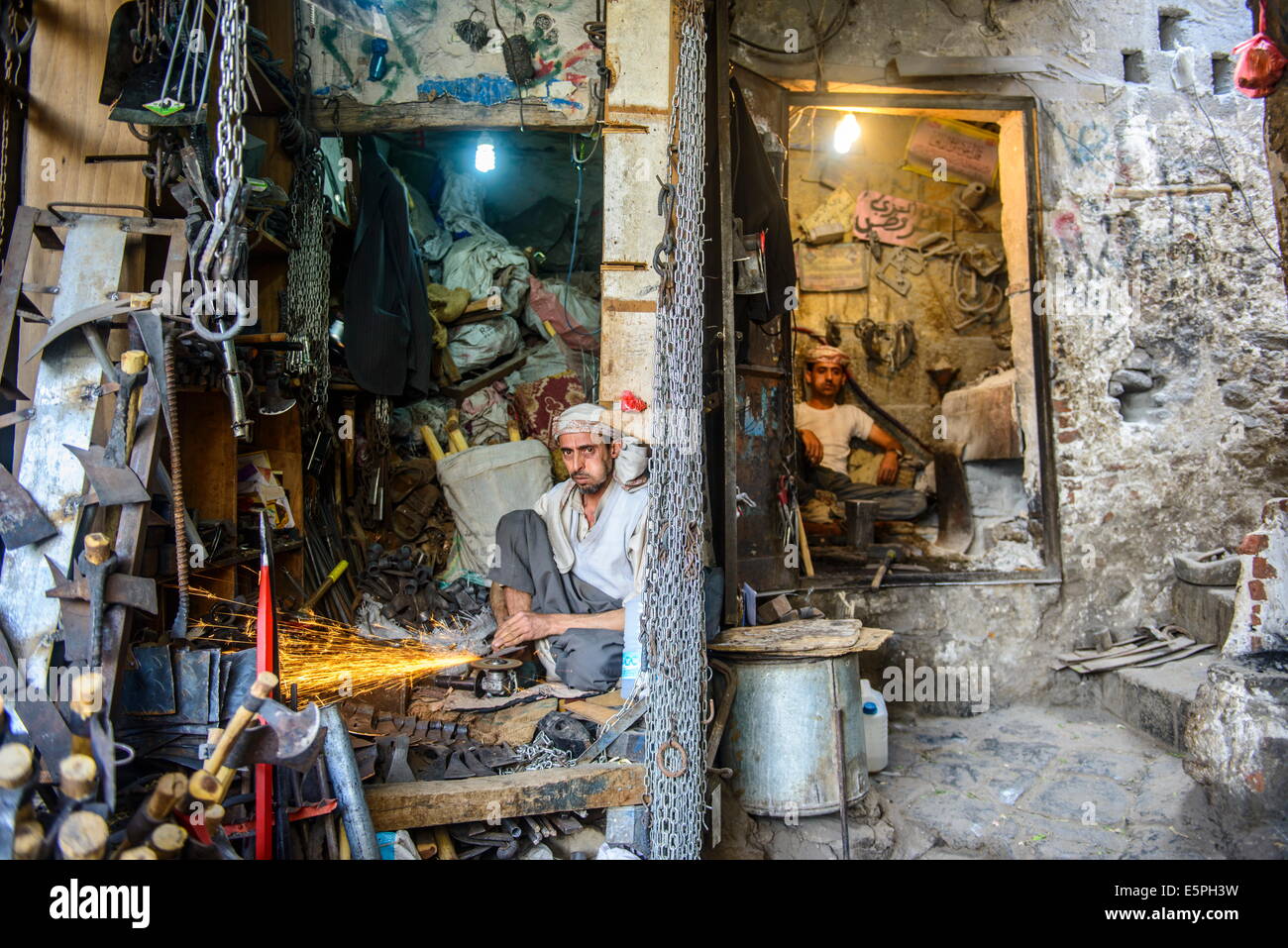 I luoghi di lavoro di piccole dimensioni per smiths nella Città Vecchia, sito Patrimonio Mondiale dell'UNESCO, Sanaa, Yemen, Medio Oriente Foto Stock
