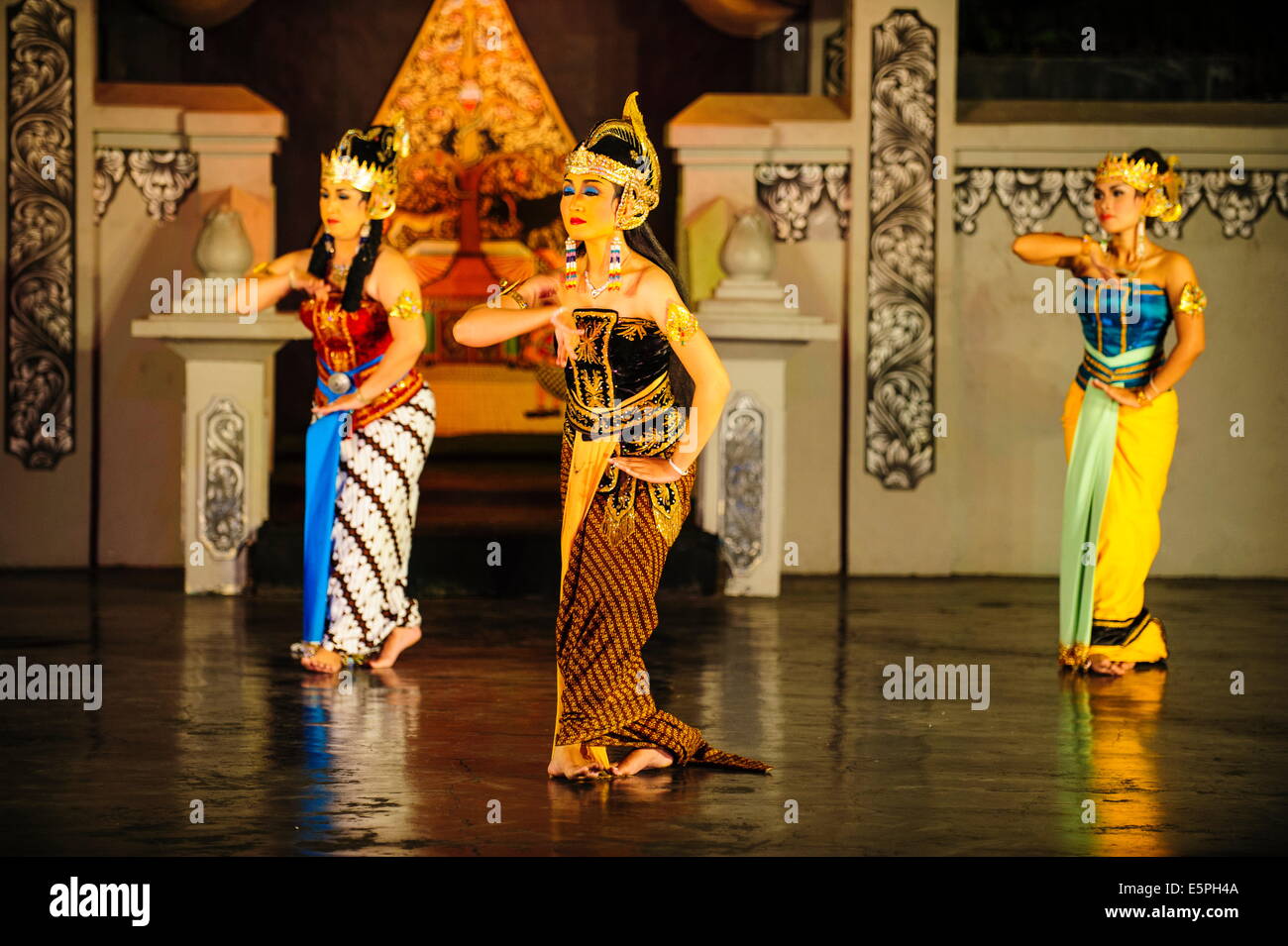 Ballerini ad una tradizionale danza Giavanese, Yogyakarta, Java, Indonesia, Asia sud-orientale, Asia Foto Stock