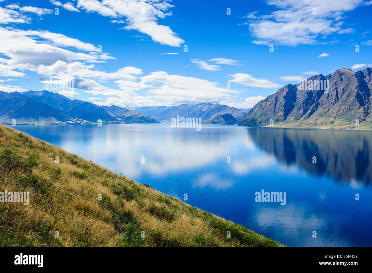 Il Cloud riflessioni nel lago Hawea, Haast Pass, South Island, in Nuova Zelanda, Pacific Foto Stock