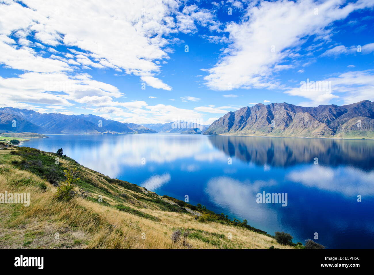 Il Cloud riflessioni nel lago Hawea, Haast Pass, South Island, in Nuova Zelanda, Pacific Foto Stock