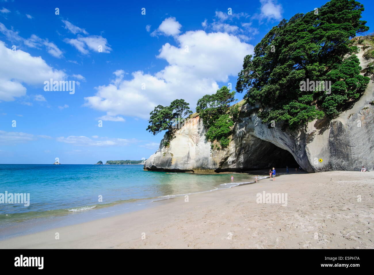 Spiaggia di sabbia bianca sulle Cove della cattedrale, Coromandel, Isola del nord, Nuova Zelanda, Pacific Foto Stock