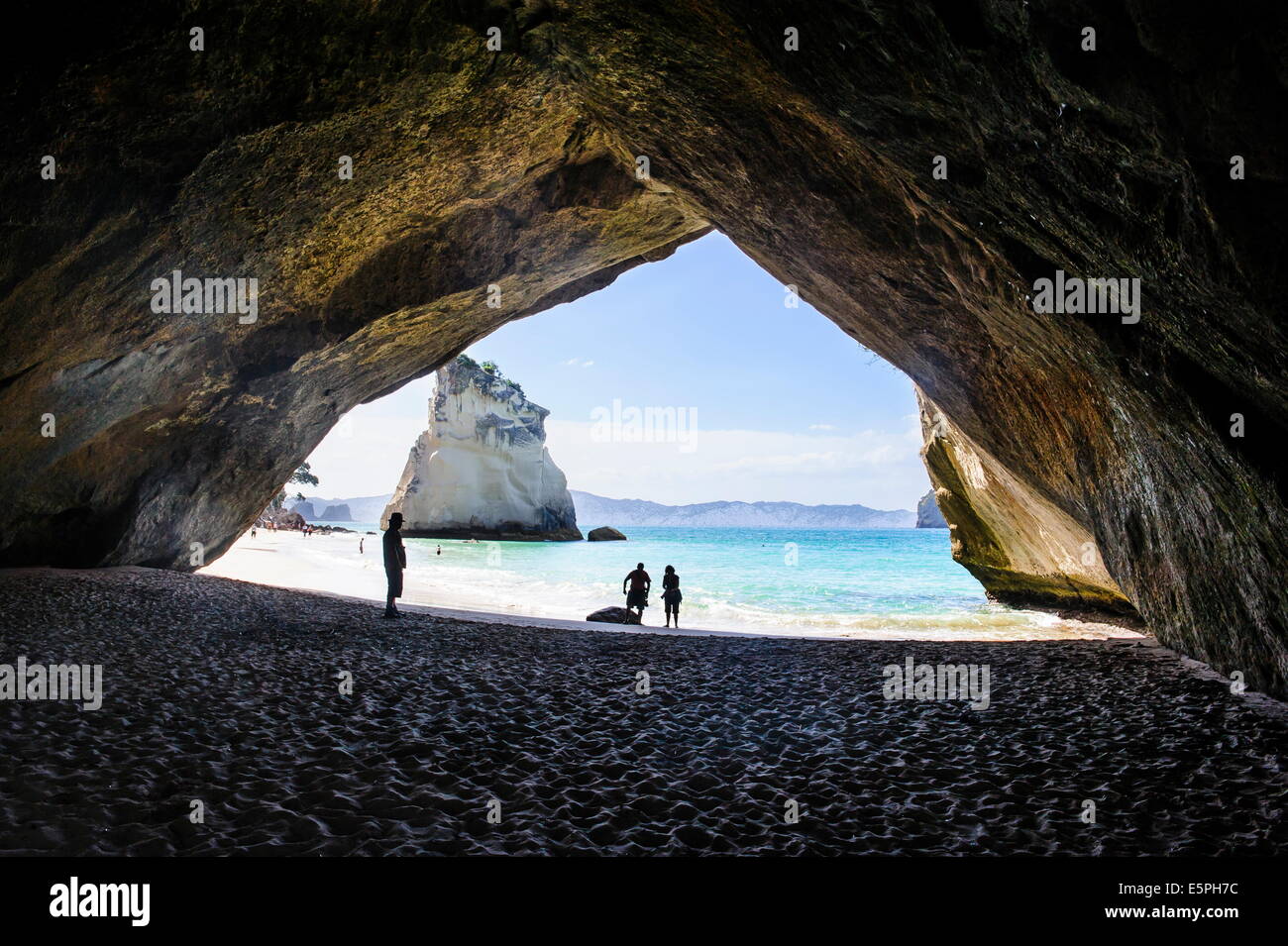 Grotta come un ingresso per la bella Cattedrale Cove, Coromandel, Isola del nord, Nuova Zelanda, Pacific Foto Stock