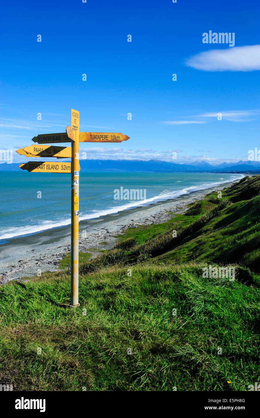 Cartello su Te Waewae Bay, lungo la strada che da Invercargill a Te Anau, South Island, in Nuova Zelanda, Pacific Foto Stock