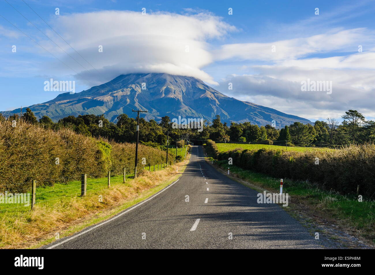 Strada che porta al Monte taranaki, Isola del nord, Nuova Zelanda, Pacific Foto Stock