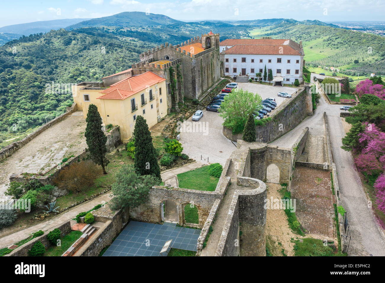 Vista dal castello di Palmela sopra la Serra da Arrabida, penisola di Setubal, costa di Lisbona, Portogallo, Europa Foto Stock