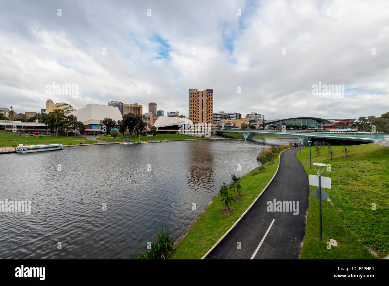 Il nuovo Riverbank piedi ponte attraversa il pittoresco Fiume Torrens nel centro di Adelaide, Australia del Sud. Foto Stock