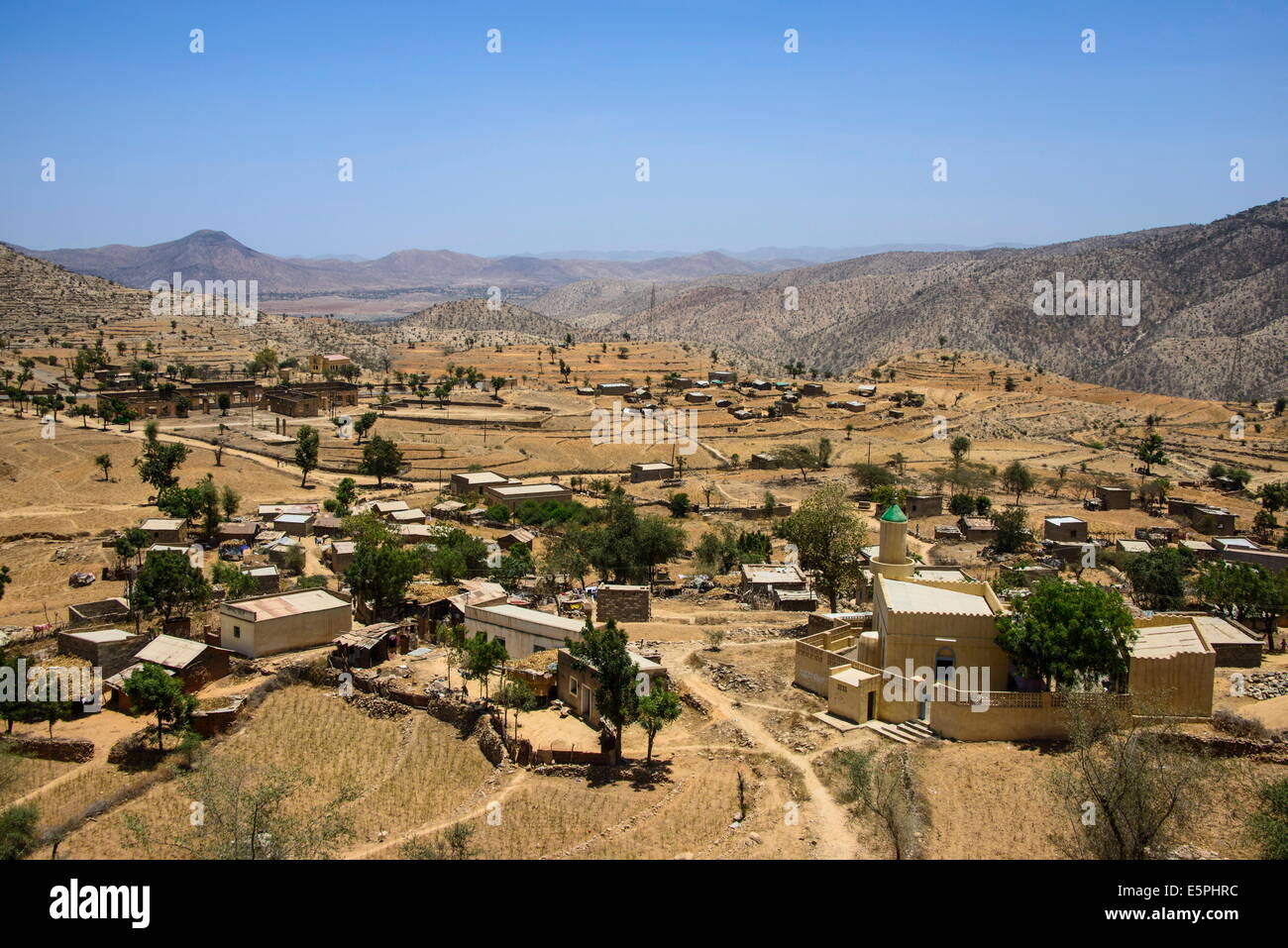 Vista su un piccolo villaggio lungo la strada che da Massaua ad Asmara, Eritrea, Africa Foto Stock