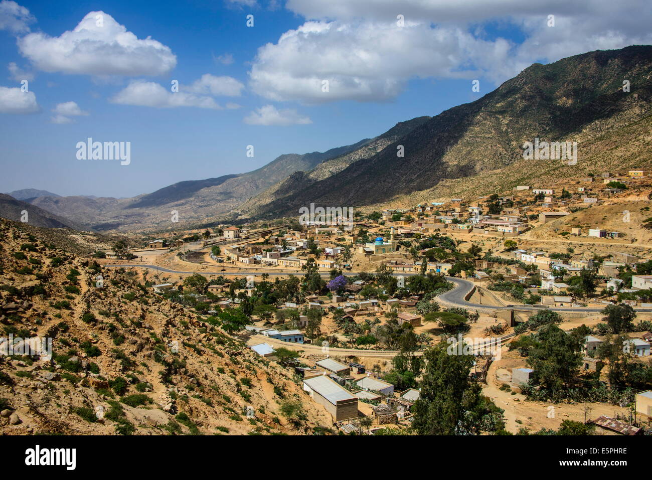 La città di Nefasi al di sotto del Debre Bizen monastero lungo la strada che da Massaua ad Asmara, Eritrea, Africa Foto Stock