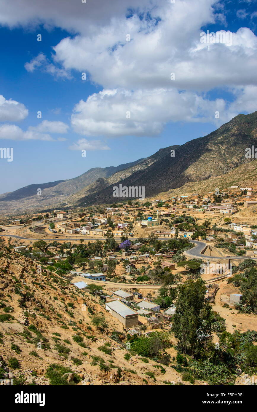 La città di Nefasi al di sotto del Debre Bizen monastero lungo la strada che da Massaua ad Asmara, Eritrea, Africa Foto Stock