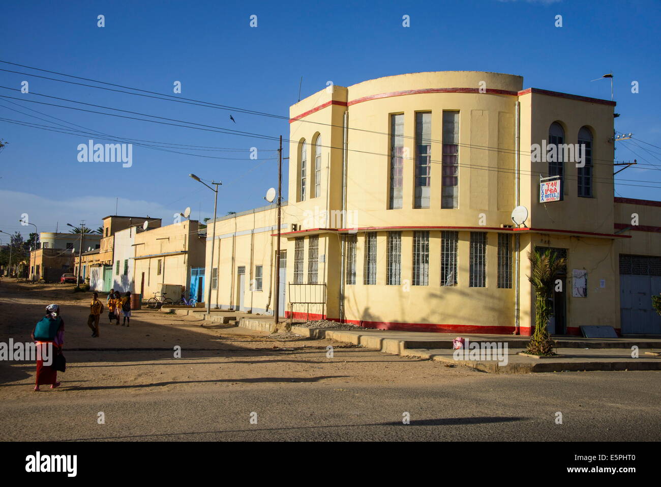 Italian edificio Art Deco in Dekemhare lungo la strada da Asmara a Qohaito, Eritrea, Africa Foto Stock