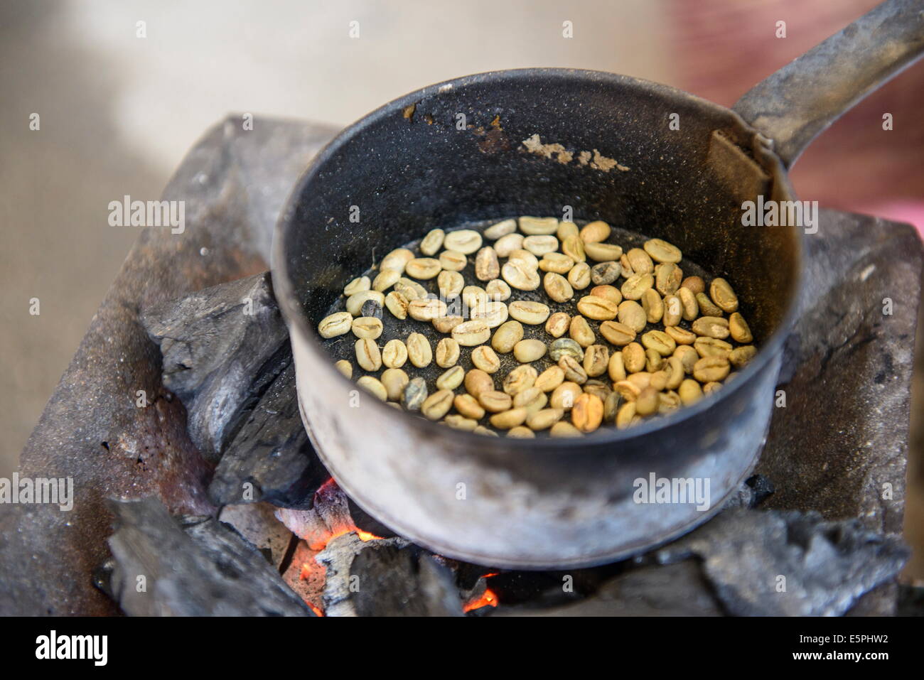 La tostatura i chicchi di caffè, Keren, Eritrea, Africa Foto Stock