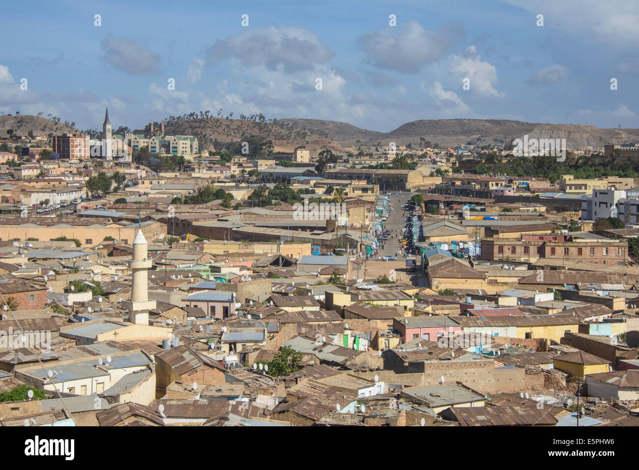 Vista sulla città capitale di Asmara, Eritrea, Africa Foto Stock