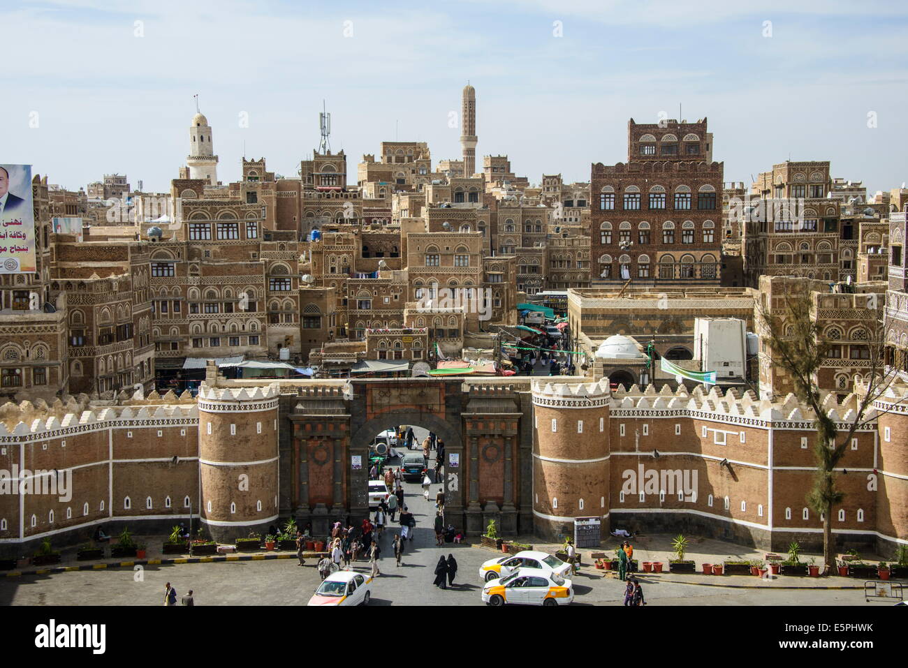 Bab al Yemen e la Città Vecchia, sito Patrimonio Mondiale dell'UNESCO, Sanaa, Yemen, Medio Oriente Foto Stock