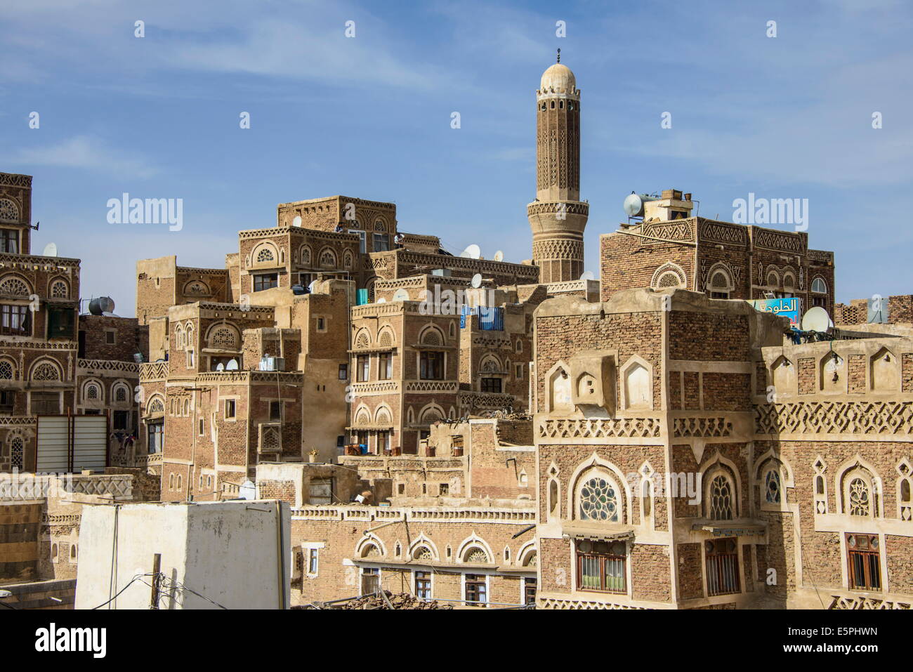 Tradizionale costruzione vecchie case nel centro storico della città, sito Patrimonio Mondiale dell'UNESCO, Sanaa, Yemen, Medio Oriente Foto Stock