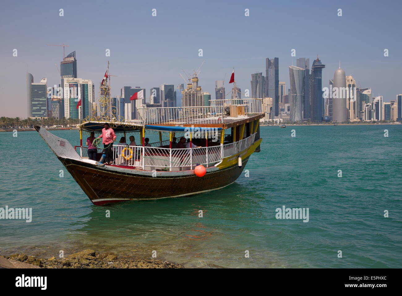 Imbarcazione piccola e centro città skyline, Doha, Qatar, Medio Oriente Foto Stock