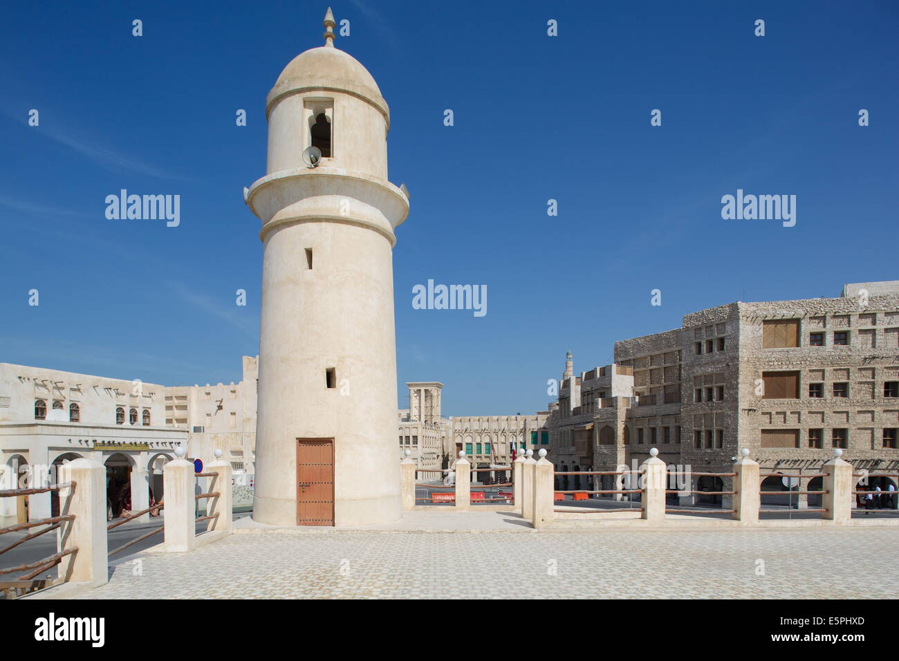 Minareto vicino Souq Waqif, Doha, Qatar, Medio Oriente Foto Stock