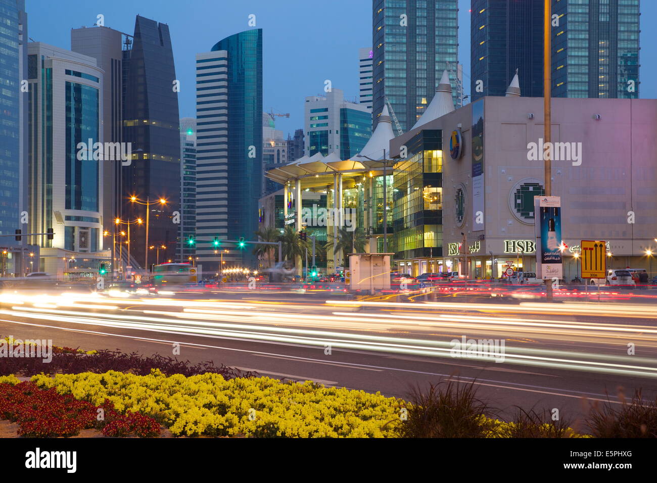 Architettura contemporanea e il traffico al tramonto nel centro della città, Doha, Qatar, Medio Oriente Foto Stock