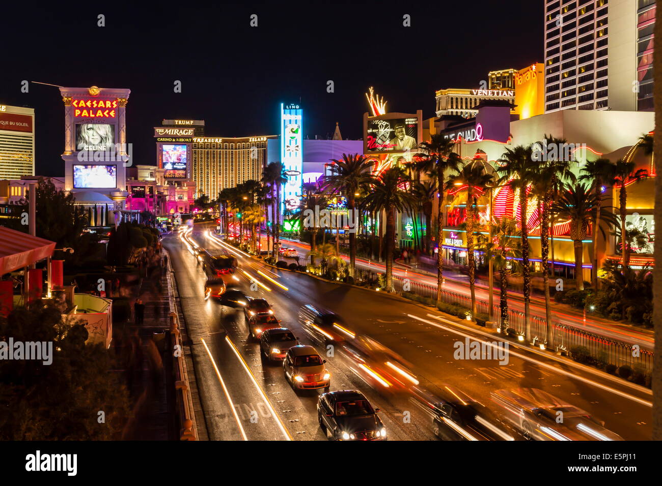 Le luci al neon di Las Vegas Strip di notte con striature chiare davanti a Cesari, Mirage e Flamingo, Las Vegas, Nevada, STATI UNITI D'AMERICA Foto Stock